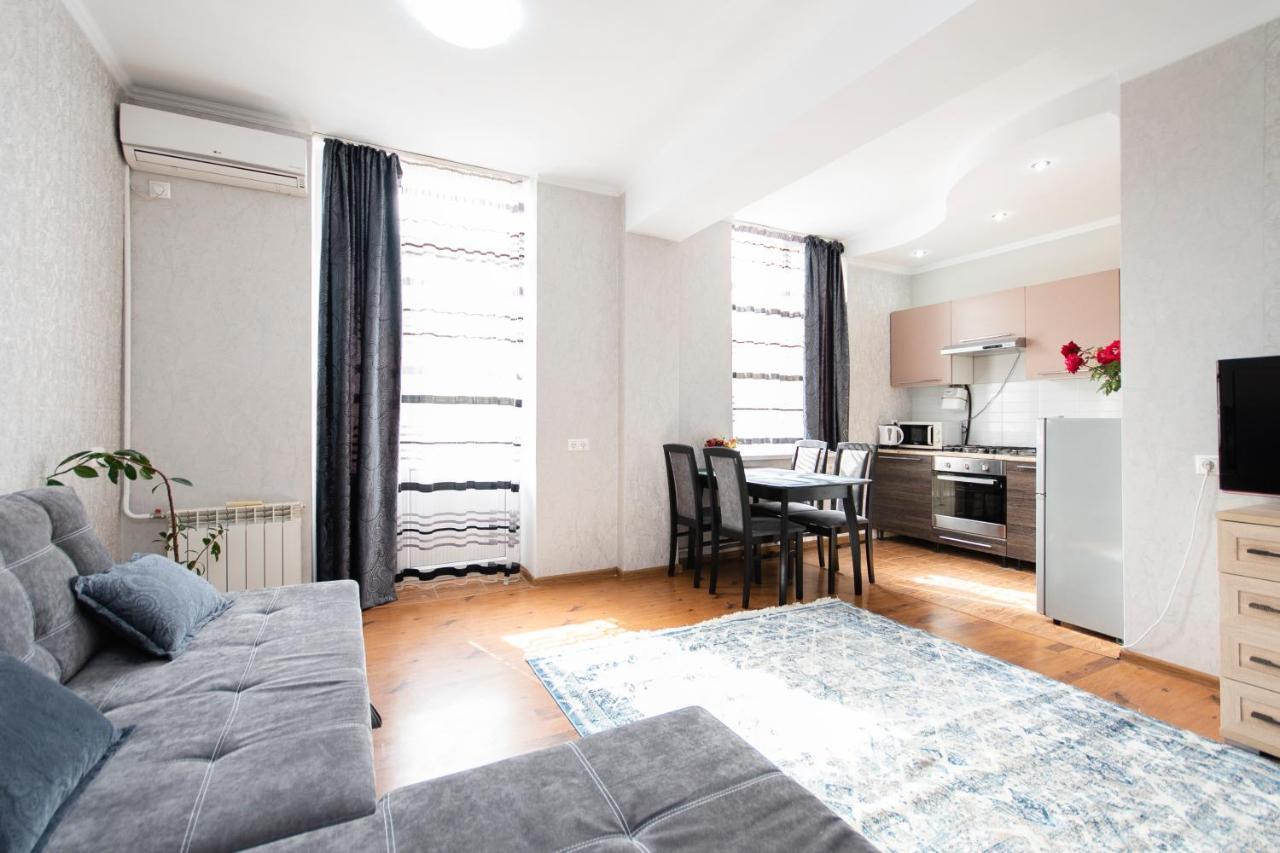 Comfortable Apartment In The Golden Square. Almatý Exterior foto