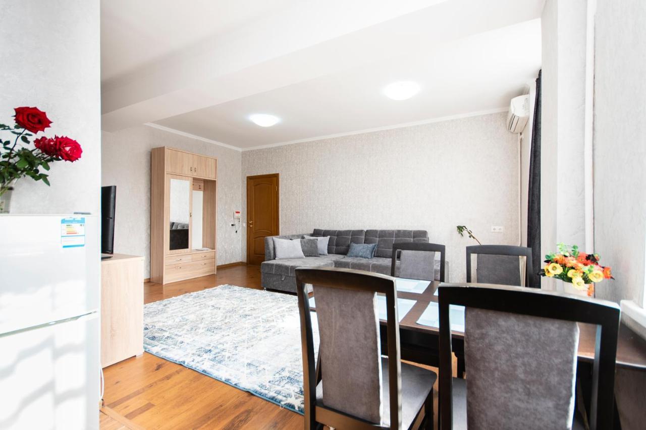 Comfortable Apartment In The Golden Square. Almatý Exterior foto